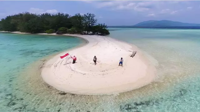Pulau Cemara Kecil di Wisata Karimunjawa